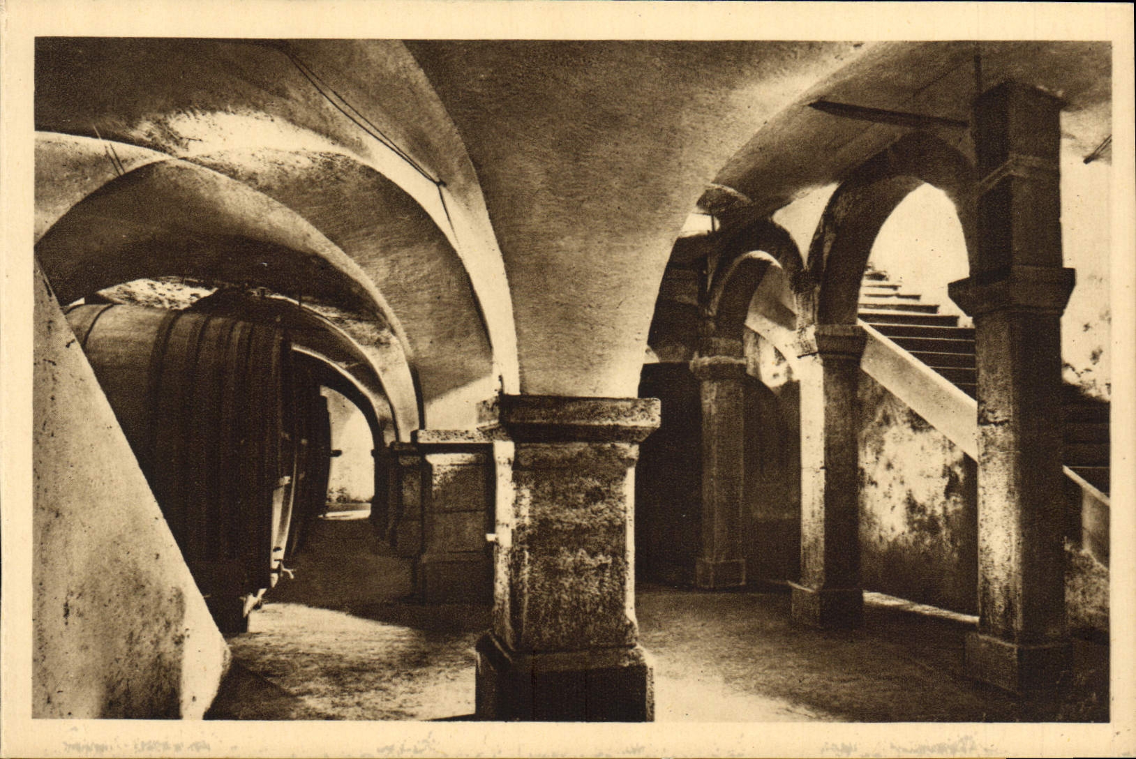 Dauphiné - Fourvoirie — Accès des caves où la Chartreuse vieillit dans des foudres de 11.000 litres — Édition de la Compagnie Française de la Grande Chartreuse