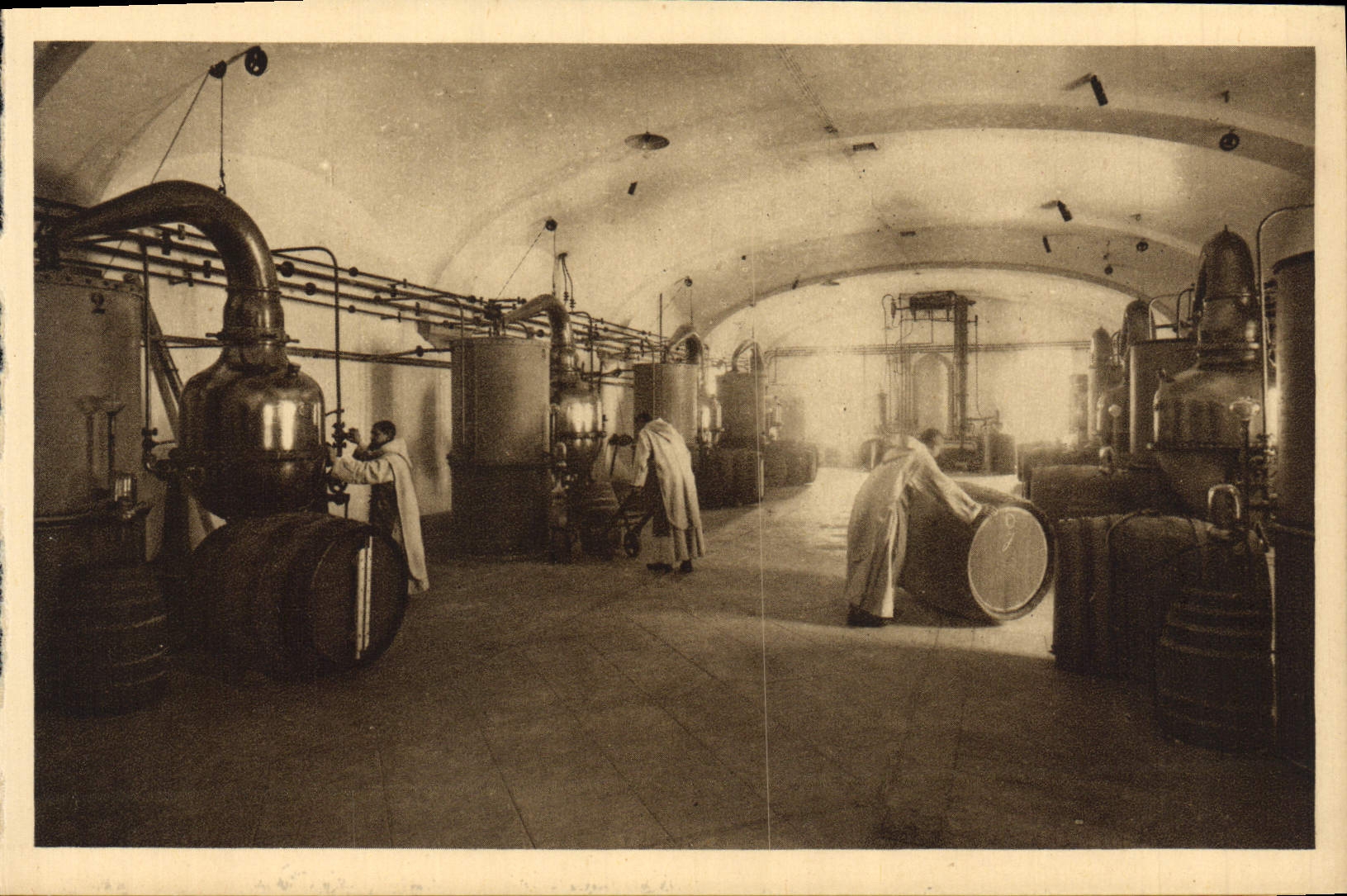Salle des Alambics — Fabrication de la Chartreuse — Édition de la Compagnie Française de la Grande Chartreuse