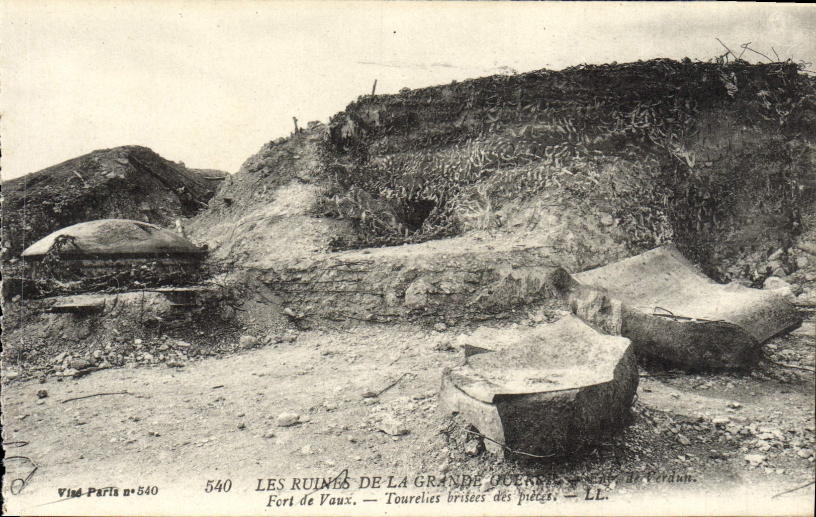 Fort de Vaux — Ruines de la Grande Guerre — Tourreliés brisés des pièces — LL. — Visé Partis n°540