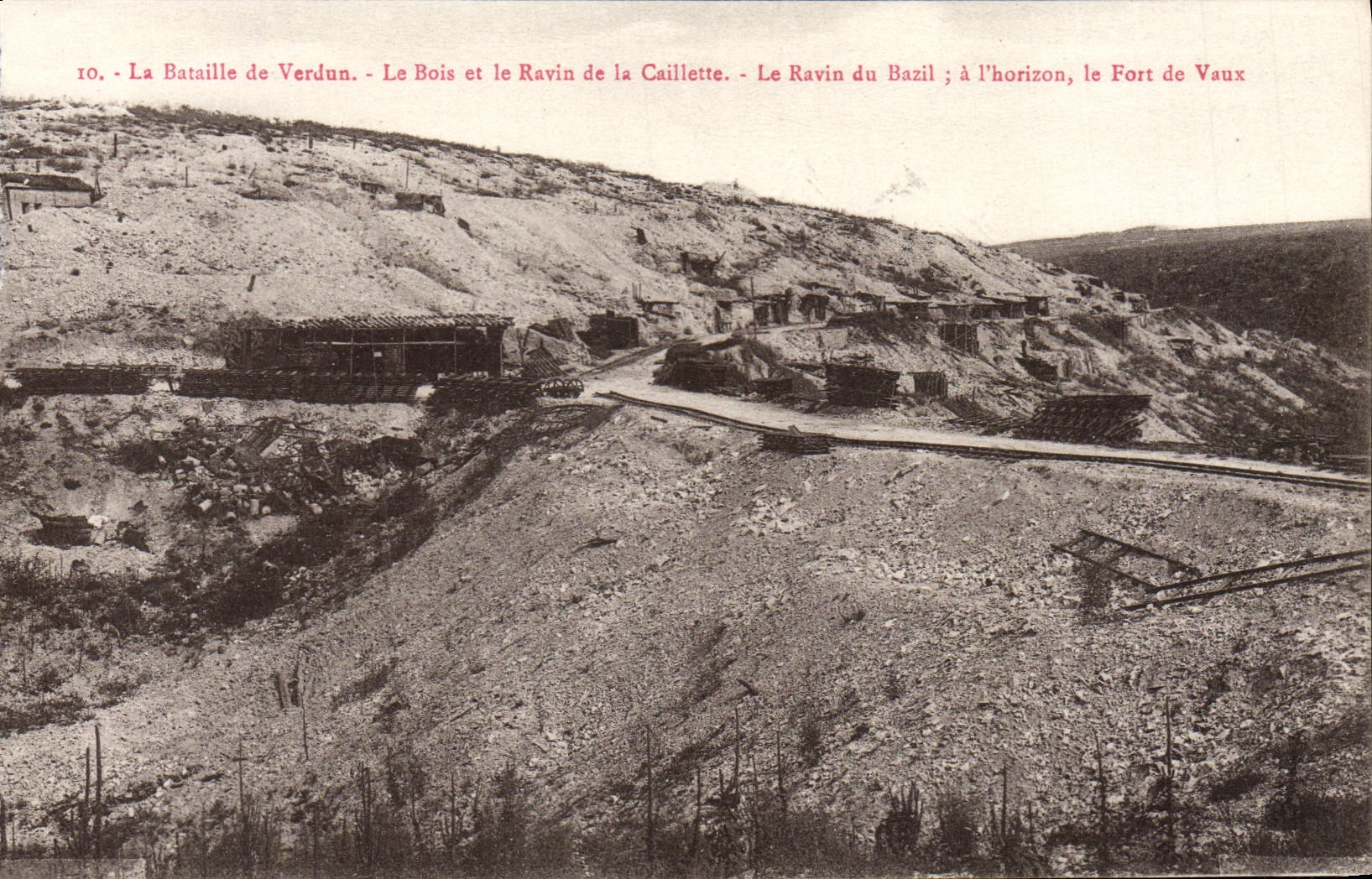 CPA La Bataille De Verdun Le Bois Et Le Ravin De La Caillette Le ravin du Bazil Le Fort de Vaux Militaria