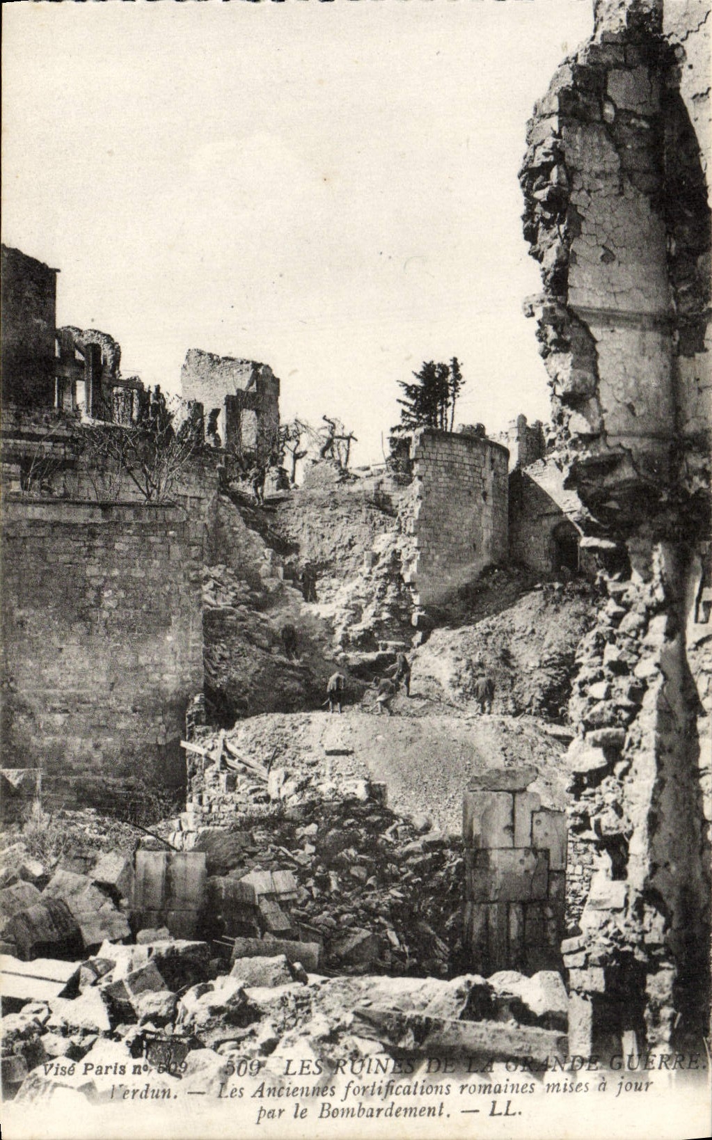 Erbdun — Les ruines des anciennes fortifications romaines mises à jour par le bombardement — Visé Paris no 509 — LL.