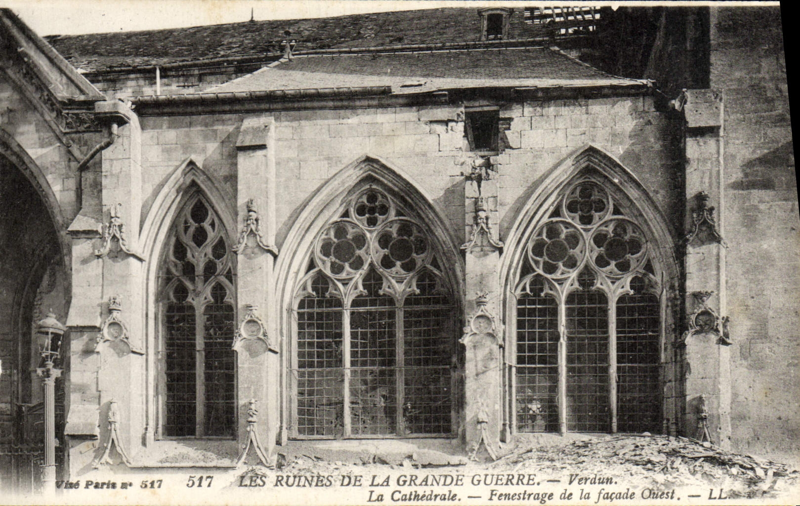 CPA Les Ruines De La Grande Guerre Verdun La Cathedrale Fenestrage de la facade Ouest Militaria
