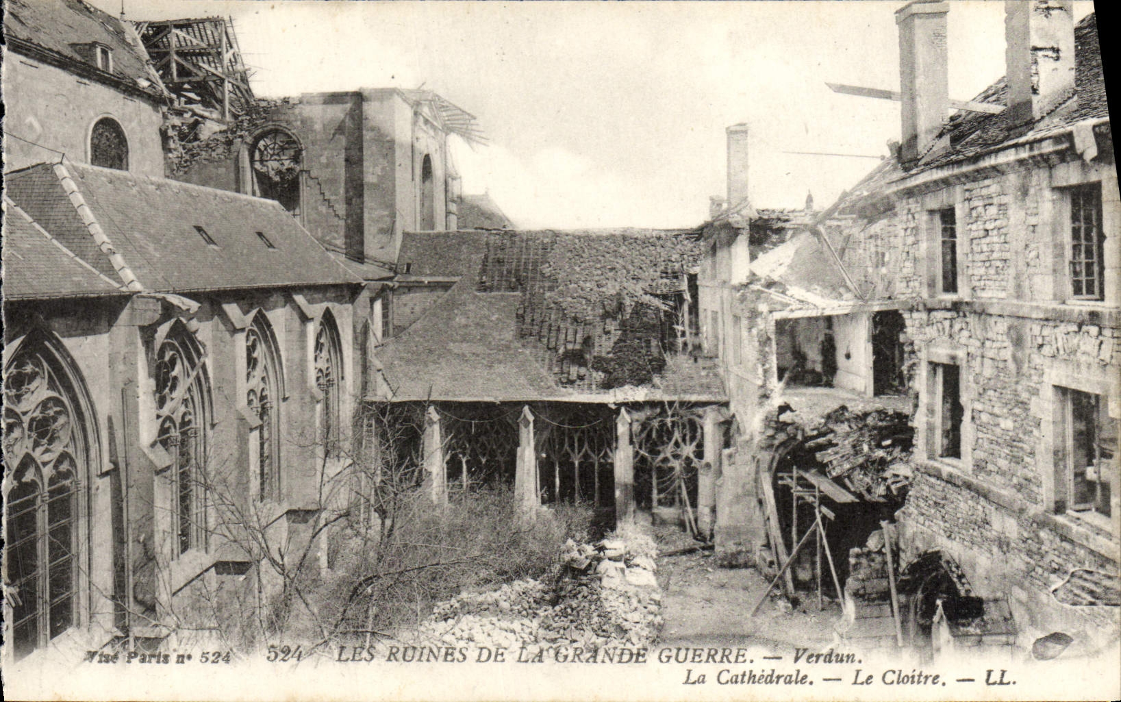 CPA Les Ruines De La Grande Guerre Verdun La cathedrale Le cloitre Militaria