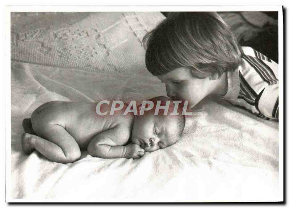 Enfant embrassant un nouveau-né — photographie en noir et blanc — CPAPHIL - Anverso