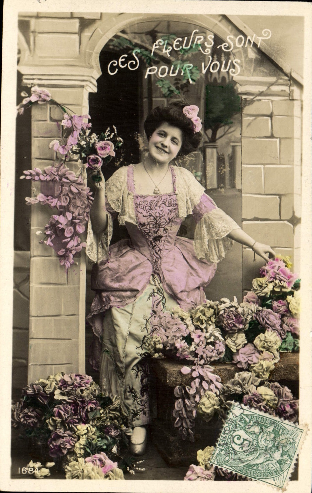 Femme en robe rose — avec bouquet et guirlandes de fleurs — éditeur anonyme, n° 1684