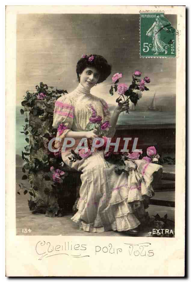 Femme en robe à volants tenant des roses — éditeur EXTRA, n° 134