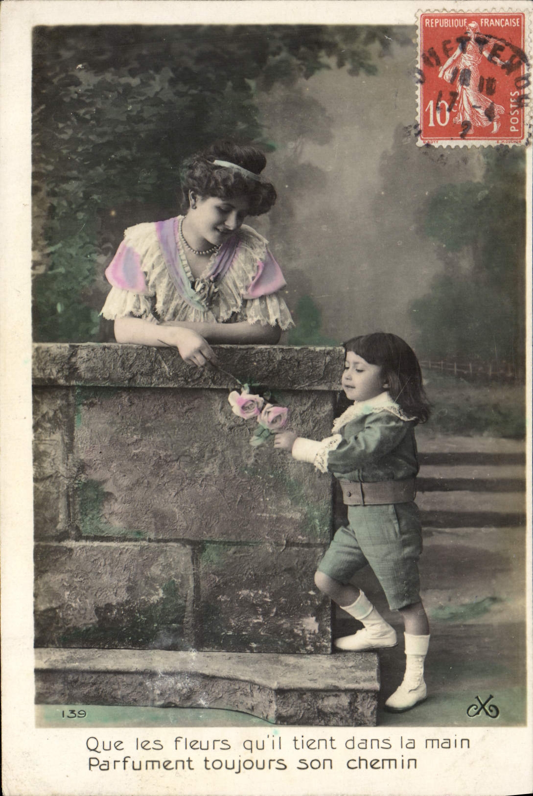 Femme et enfant avec roses — texte imprimé — éditeur X, n° 139