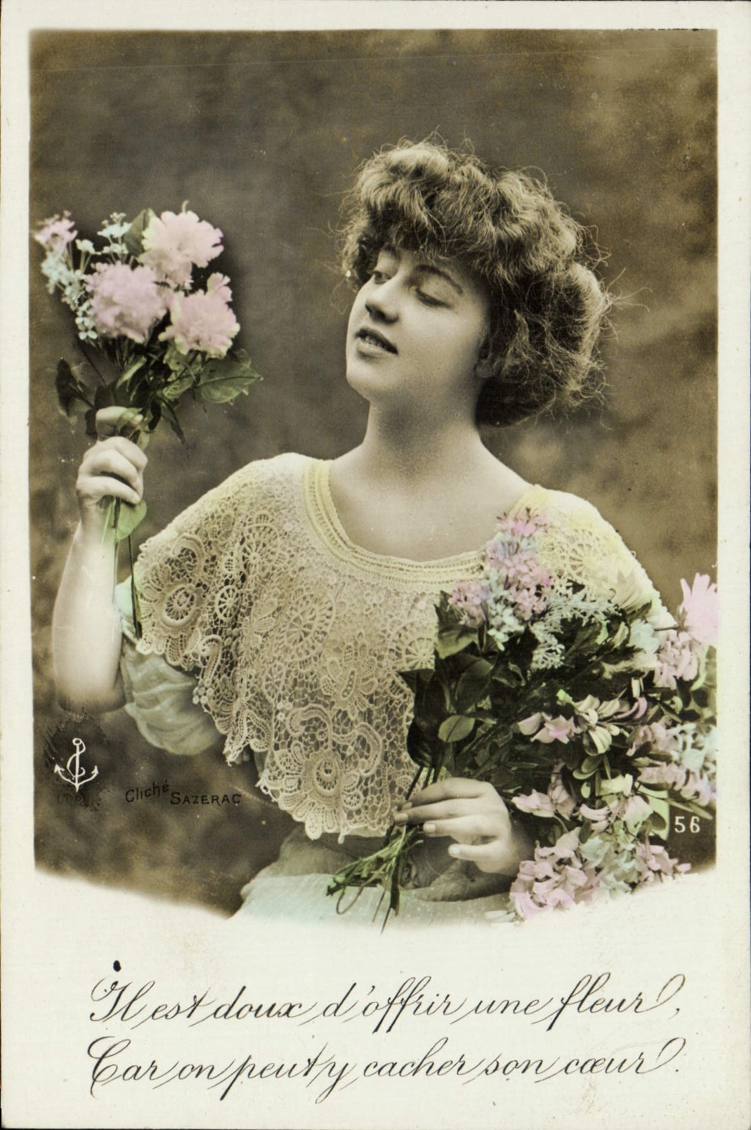 Jeune femme offrant des fleurs — Cliché Sazérac n°56
