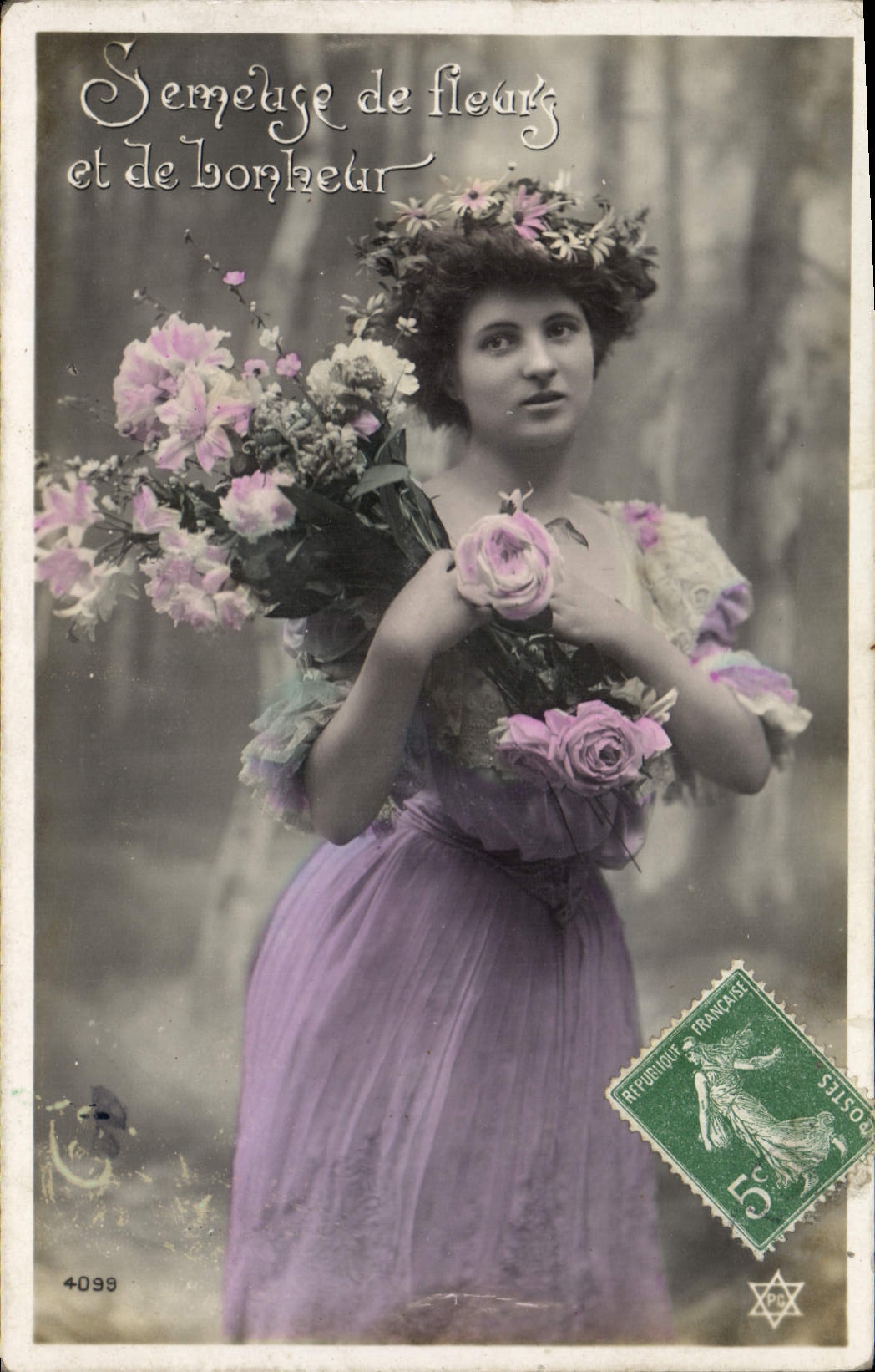 Femme en robe violette tenant un bouquet — Semeuse de fleurs et de bonheur — éditeur inconnu, n° 4099