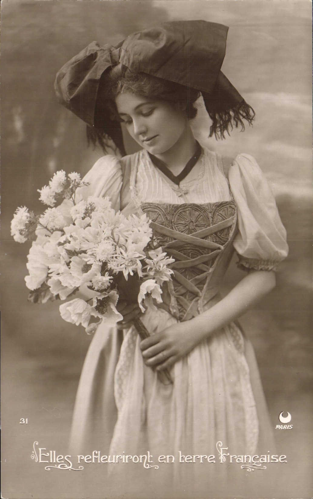 Femme en costume traditionnel français — 'Elles refleuriront en terre Française' — Paris, n°31
