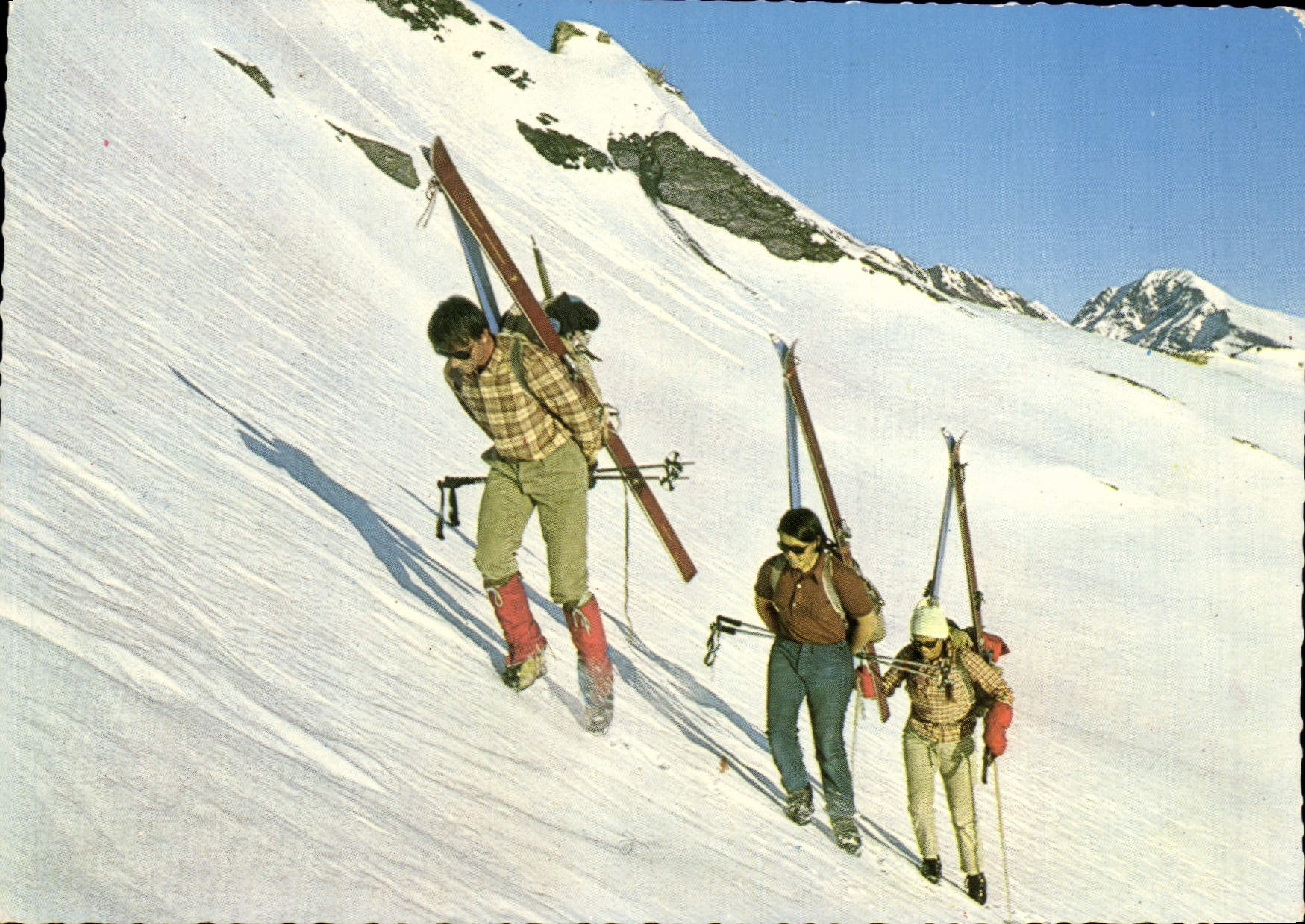 Ascension en montagne — trois skieurs en montée — éditeur TELE S.A. n° 6812