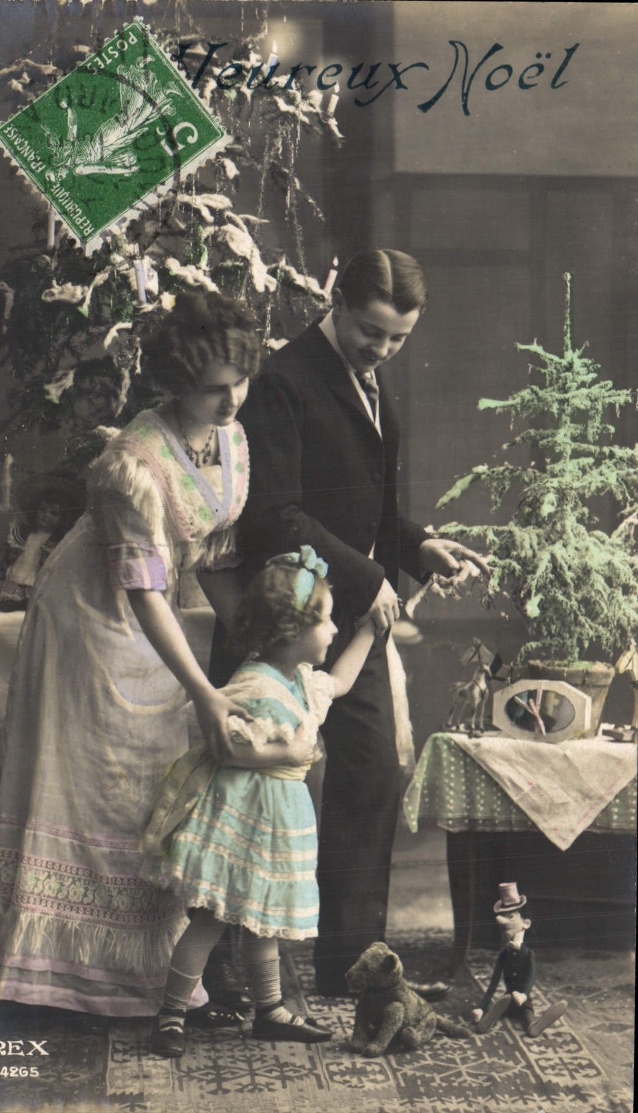 Famille devant sapin de Noël — éditeur REX n°4265
