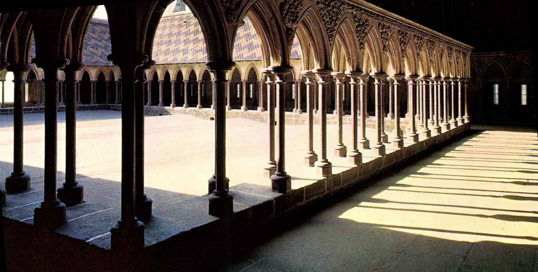 L'Abbaye du Mont-Saint-Michel — Étage supérieur de « La Merveille » — Caisse Nationale des Monuments Historiques, Paris