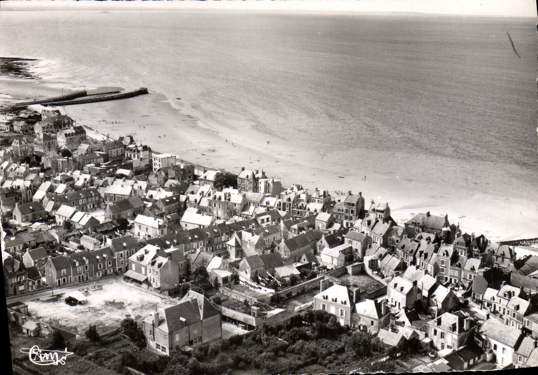 CPM Grandcamp Vue Aerienne de la plage