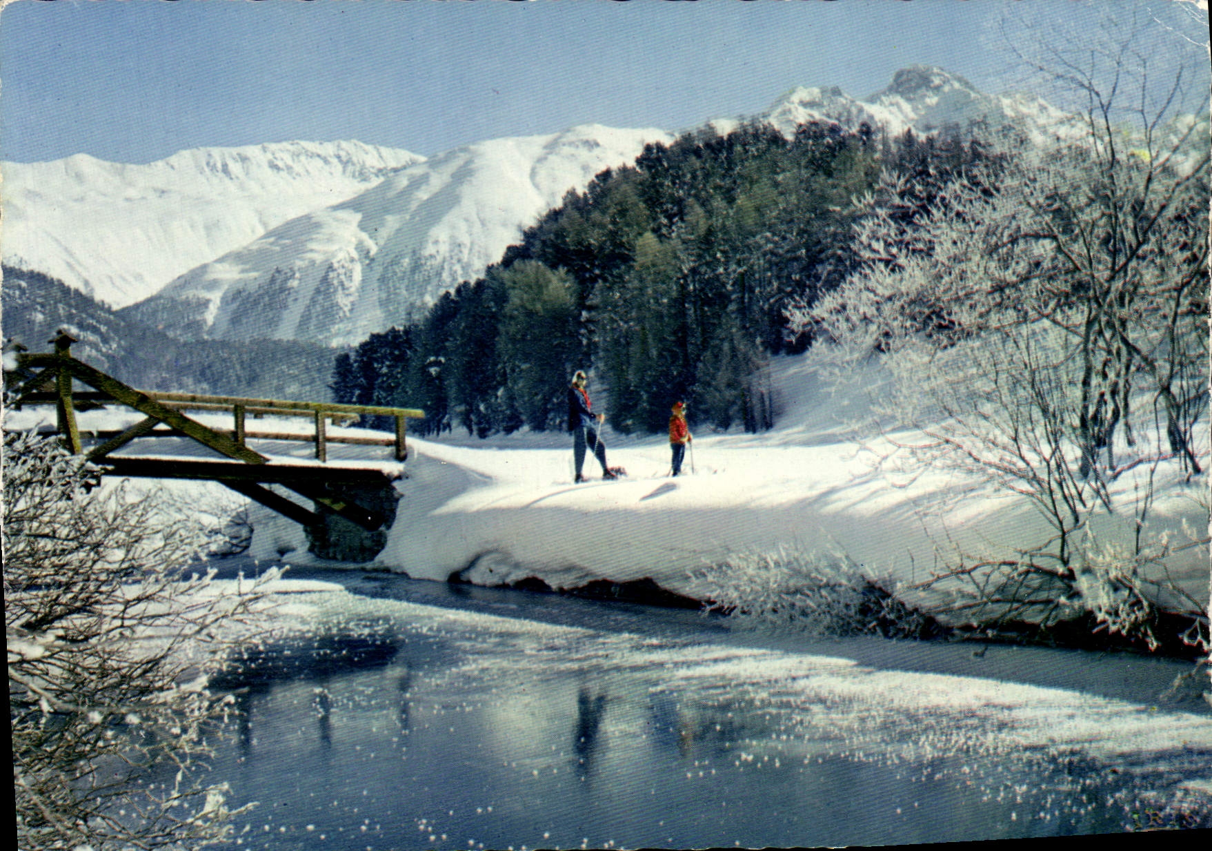 Winterlandschaft mit Holzbrücke — Schneebedeckte Berge und Skifahrer — Verlag: Mexicatome, Nr. 3052