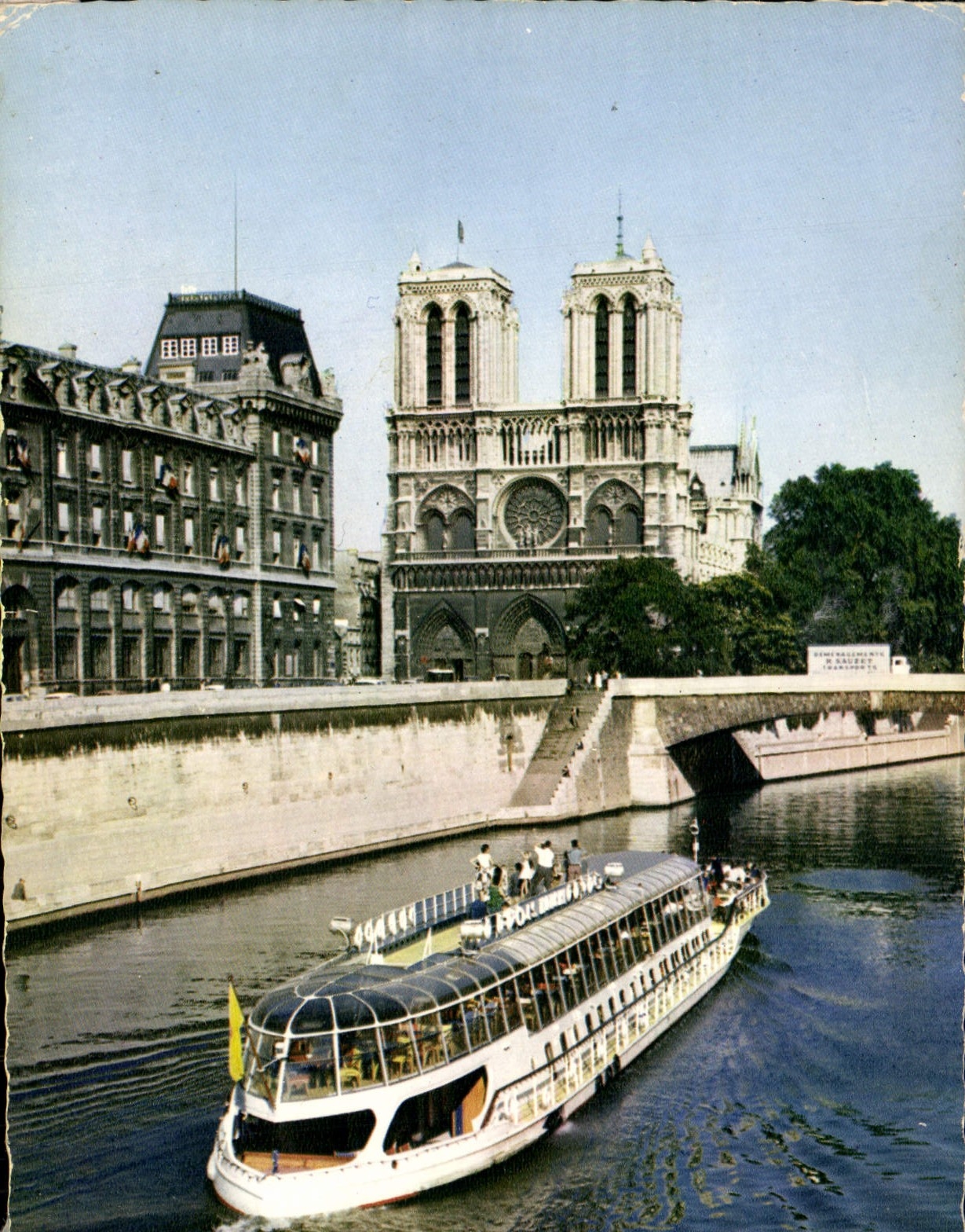 CPM Paris Notre Dame Le Petit Pont Bateau Peniche