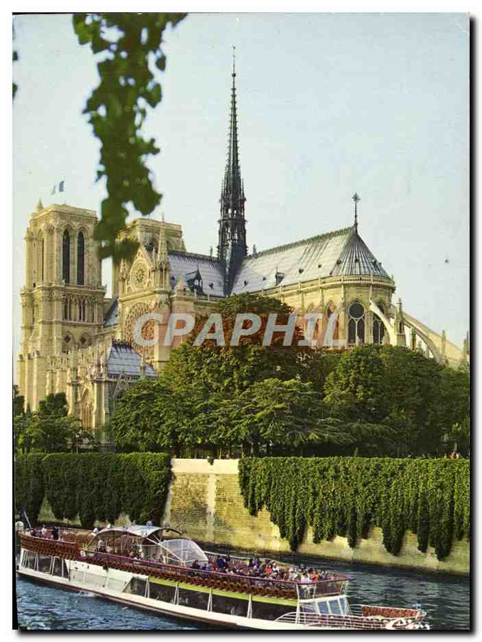 CPM Paris Notre Dame de Paris vue des quais de la Seine Bateau Peniche