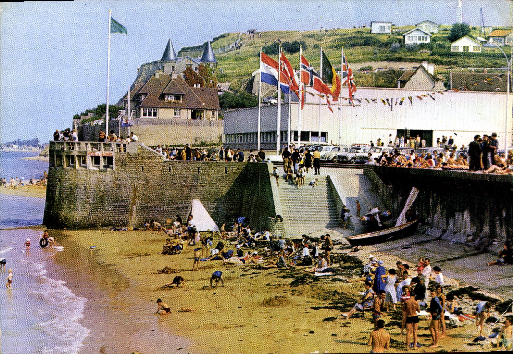 CPM Arromanches La Place du 6 Juin et le Musee