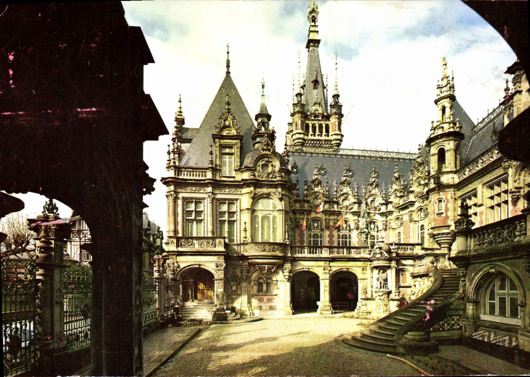 CPM La Benedictine a Fecamp Vue de la cour D'Honneur