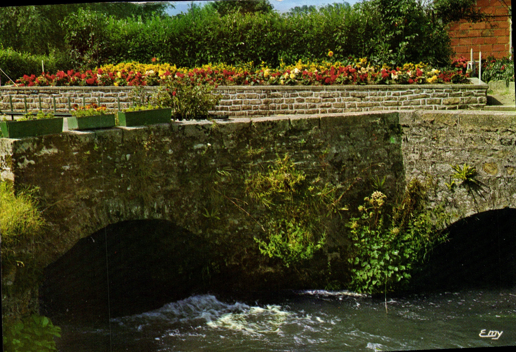 CPM Le Normandie Pittoresque Le Vieux Pont Fleuri