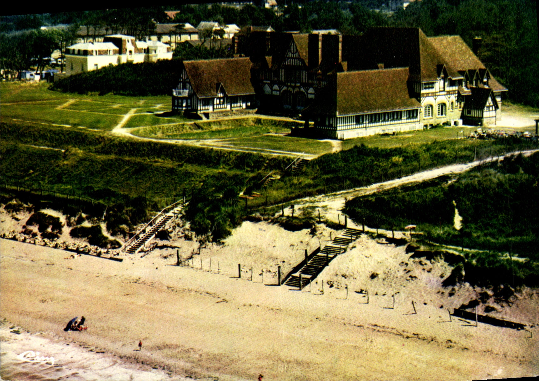 Cabourg (Calvados) — Vue aérienne de la Fédération de la Mutualité Agricole de l'Eure — Colombie de Vacances — Éditeur : Imprimerie Mâcon