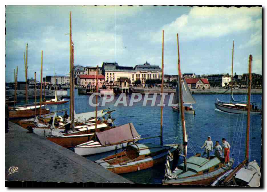 CPM Deauville Trouville Le bassin des yachts et le casino de Trouville Bateaux