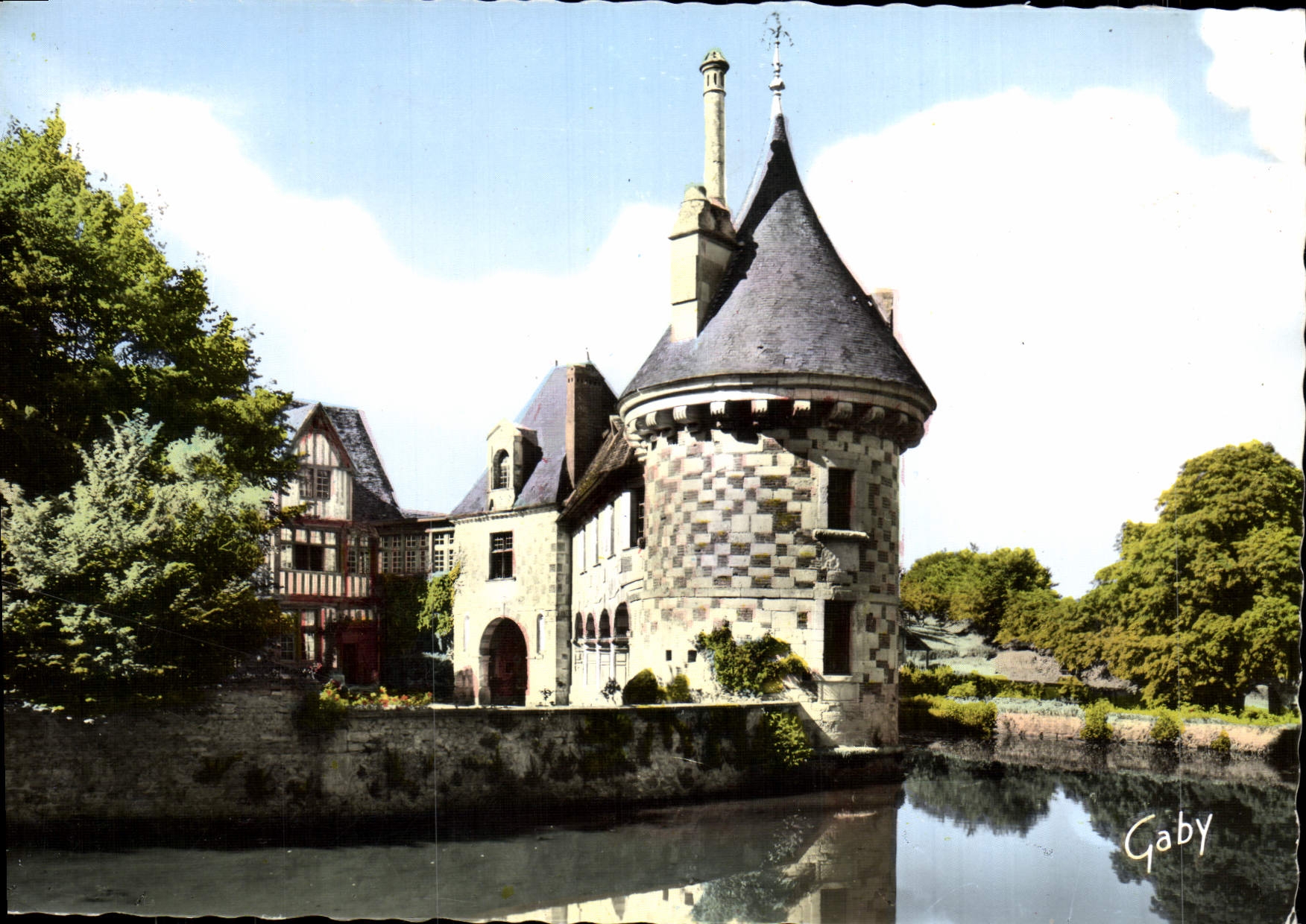 Saint-Germain-de-Livet — Château (XVIe s.), la Tour et la Cour Intérieure — Éditions Gaby