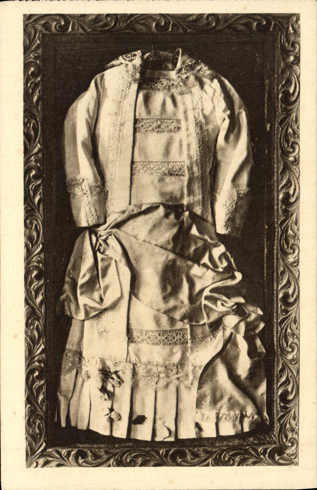 Robe de Sainte Thérèse de l'Enfant-Jésus — robe blanche avec ceinture rose — éditeur non visible