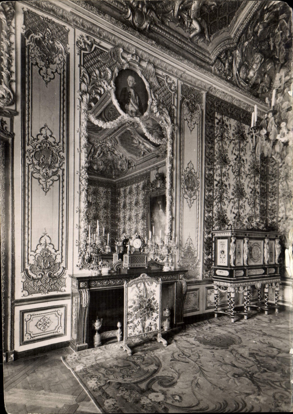 Versailles - Le Château — La Chambre de la Reine — Tentures retissées (1949) d'après fragment d'un meuble de la Reine, Armoire à bijoux (1787)