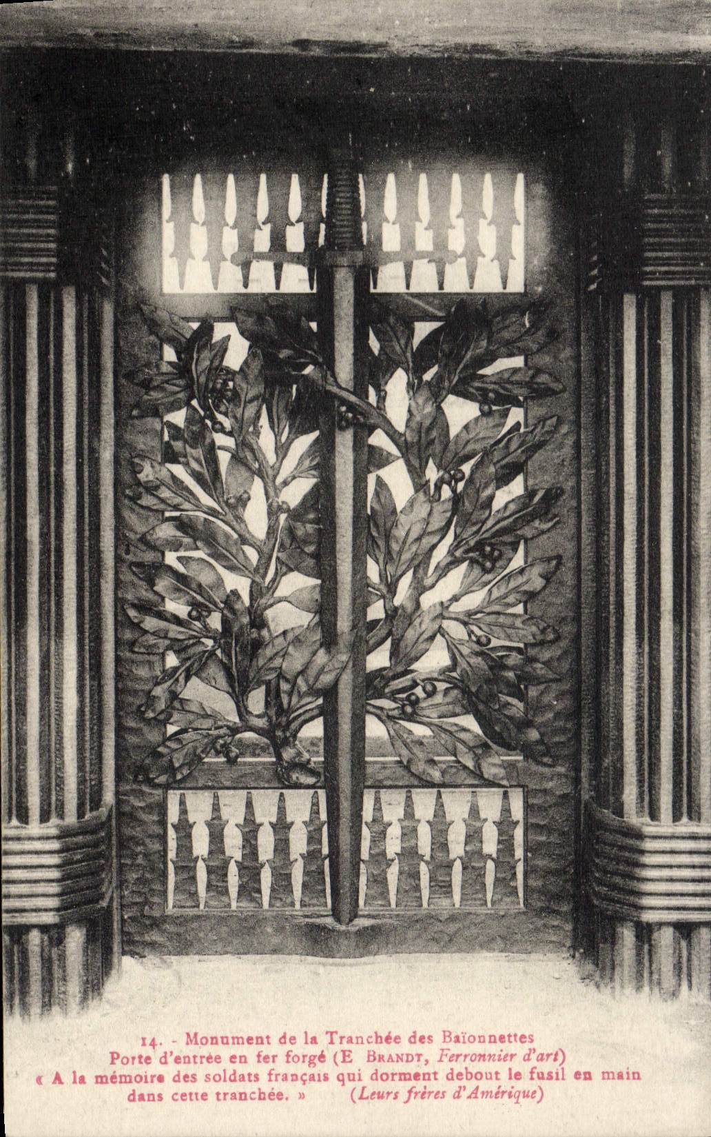 Monument de la Tranchée des Baïonnettes — Porte d'entrée en fer forgé (E. Brandt, ferronnier d'art) — Édition Photo-Verdun