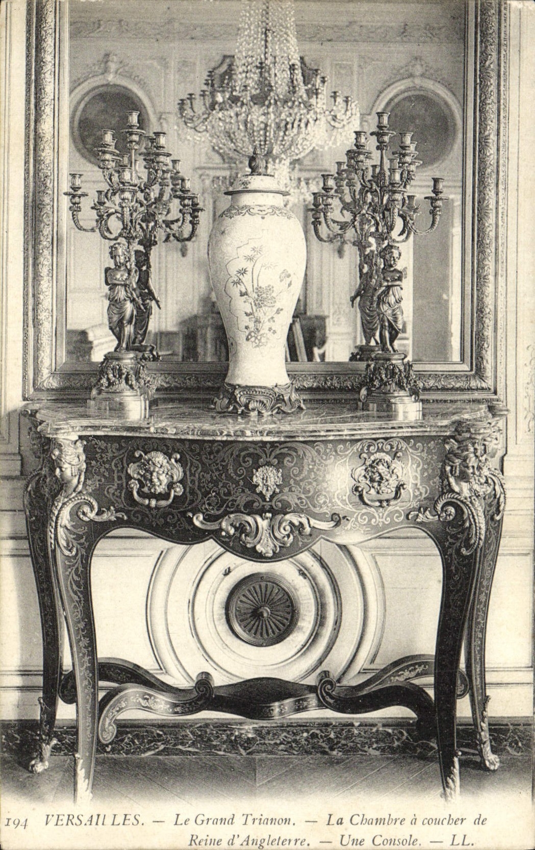 CPA Versailles Le Grand Trianon La chambre A Coucher de Reine d'Angleterre Une console