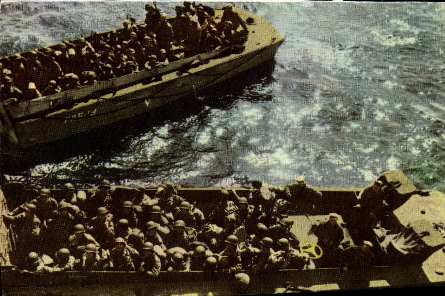 CPM Debarquement En Normandie Arrivee Des Peniches De Debarquement Sur Le Sol De France Militaria