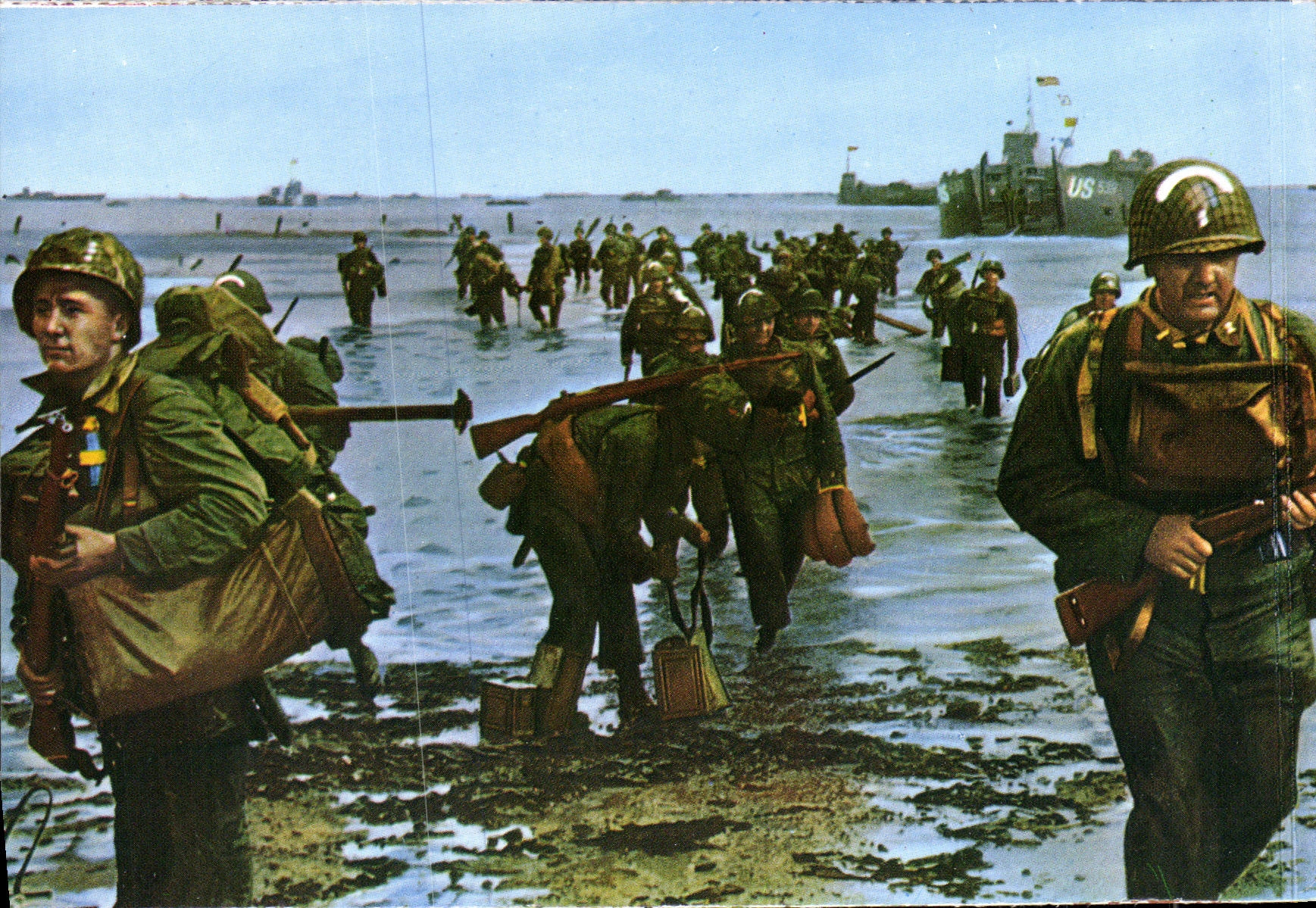 CPM Debarquement En Normandie Troupes Debarquant Sur La Cote Normande Militaria