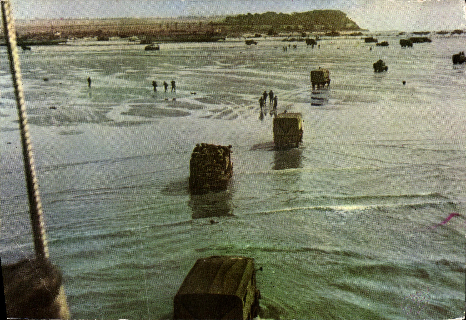 CPM Debarquement En Normandie Arrivee Des Renforts Allies Sur une Tete De Pont En Normandie Militaria