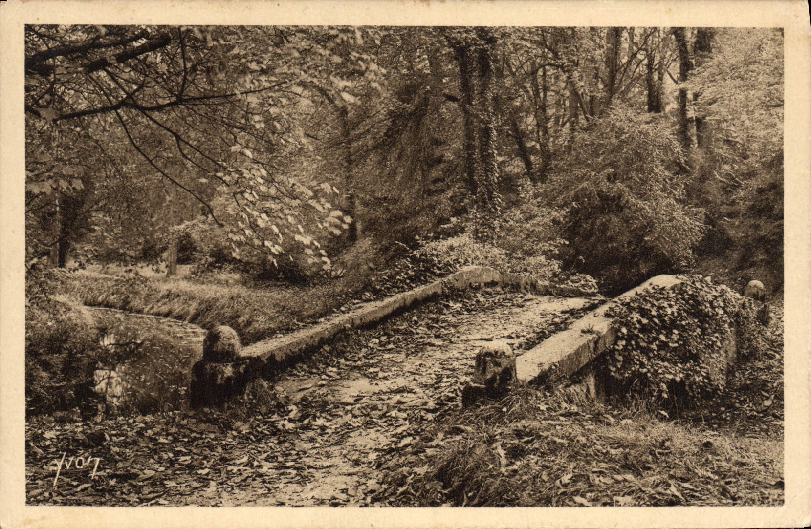 Petit Trianon - Pont rustique — Splendeurs et charmes de Versailles, édition Art Yvon, n°66