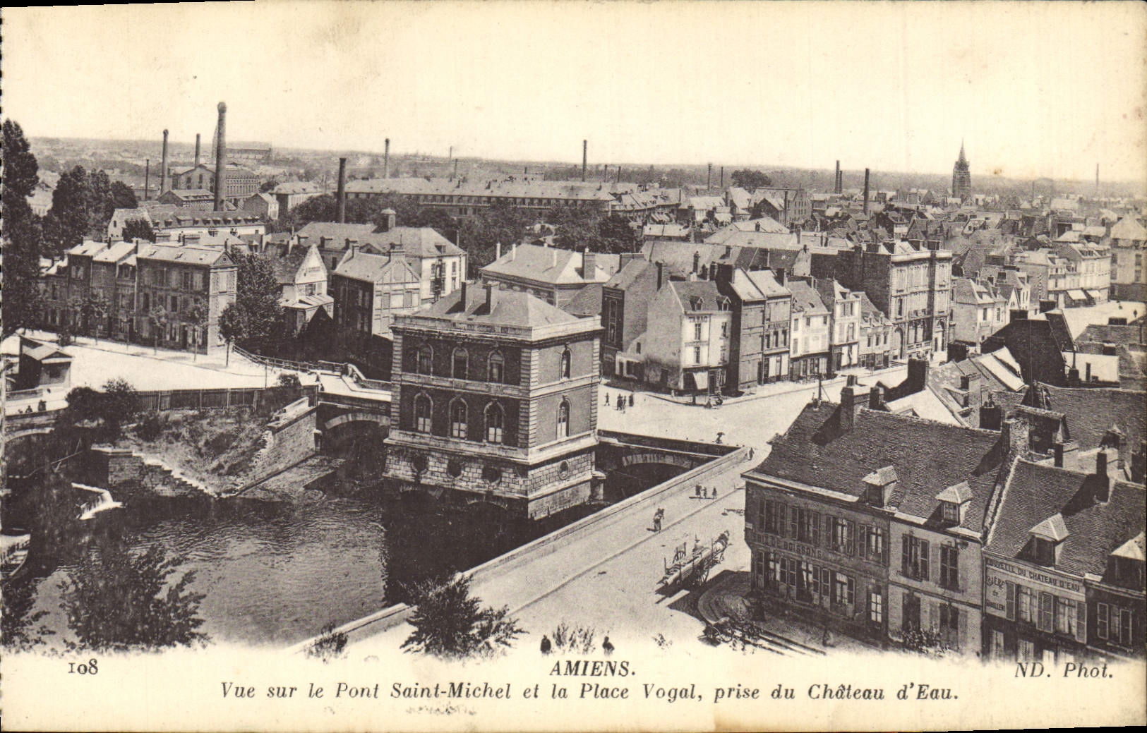 CPA Amiens Vue Sur Le Pont Saint Michel et la place Vogal vue prise du chateau d'eau 