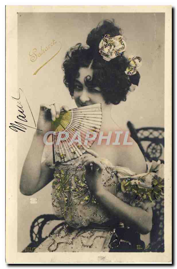 Femme en robe ornée — fan et fleurs dans les cheveux — éditeur Saharch, n° 117