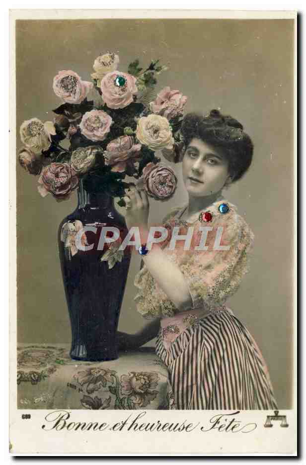 Femme à côté d'un vase de fleurs — Bonne et heureuse fête — CPAPHIL