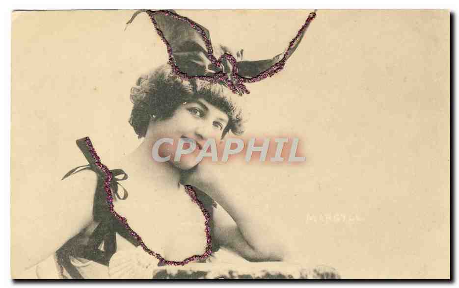 Femme en costume de scène — chapeau orné de plumes et de perles — éditeur MORGOL