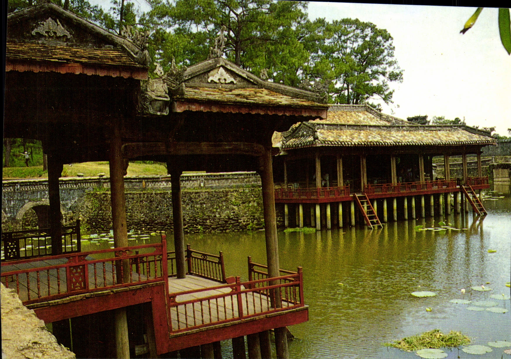 Hue - Vietnam - Emperor Tu Duc's Mausoleum — A corner of Lụu Khiêm Lake — Photo : Hữu Cầy