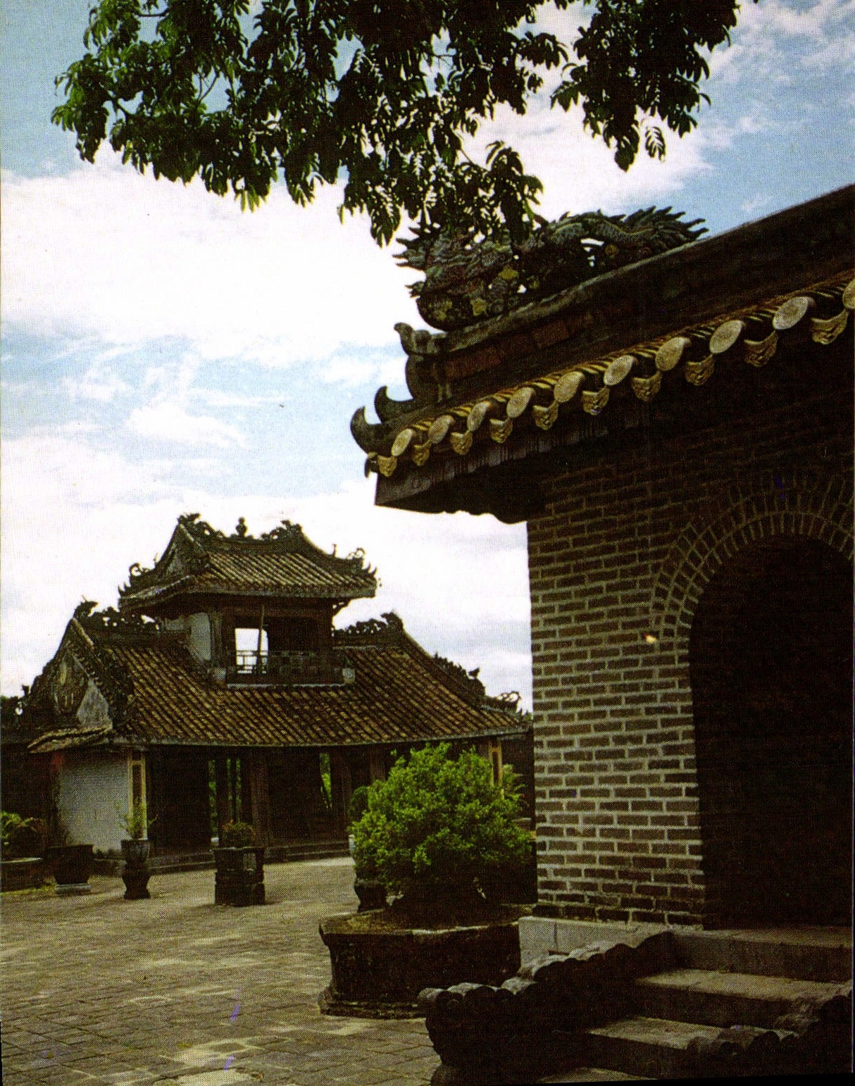 Hue - Vietnam - Emperor Tu Duc's Mausoleum — A corner of Hoa Khiêm Temple and Khiêm Môn gate — Photo : Hữu Cầy