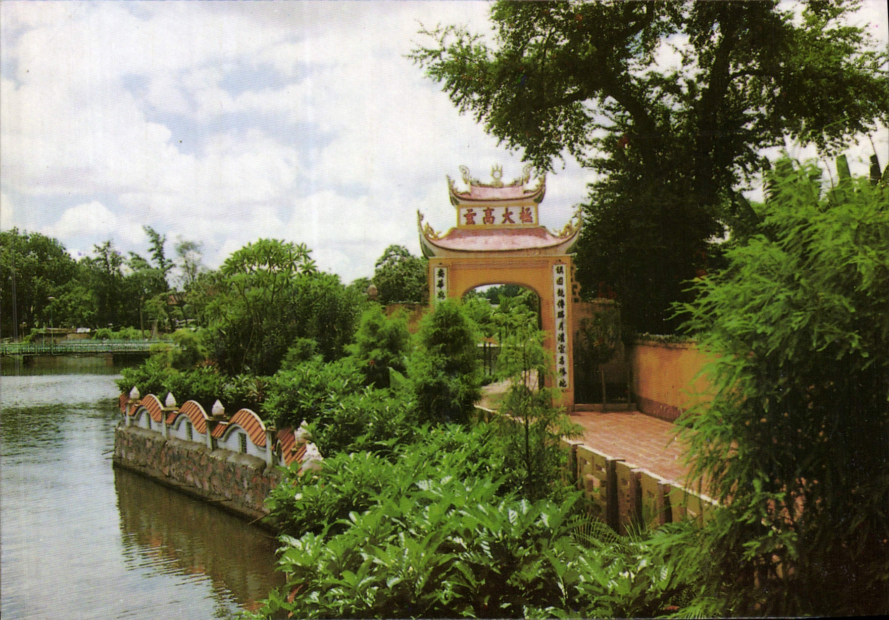 Pagode Tran Quoc — Vue du portail et du lac — Imprimée par Liksin