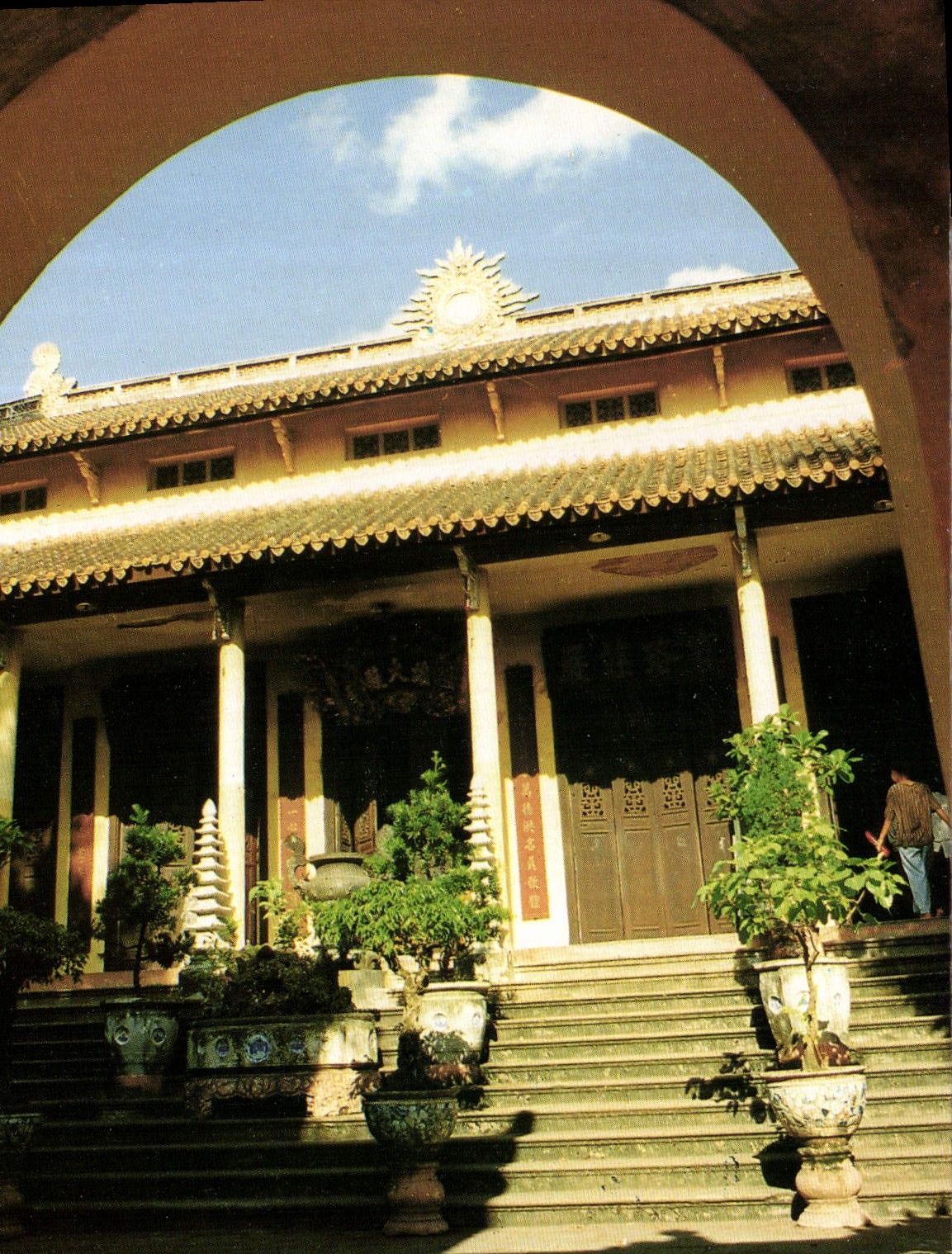 Pagode Quán Sư — vue à travers un arc — éditeur Liksín, n°10