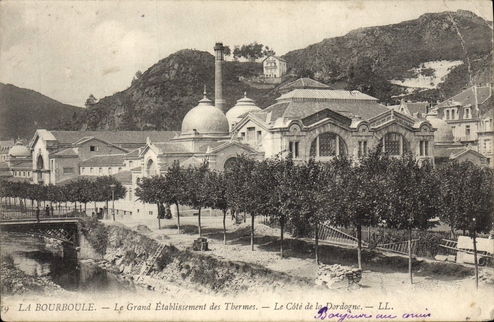 Antike Ansichtskarte La Bourboule Le Grand Etablissement des thermes La cote de la Dordogne