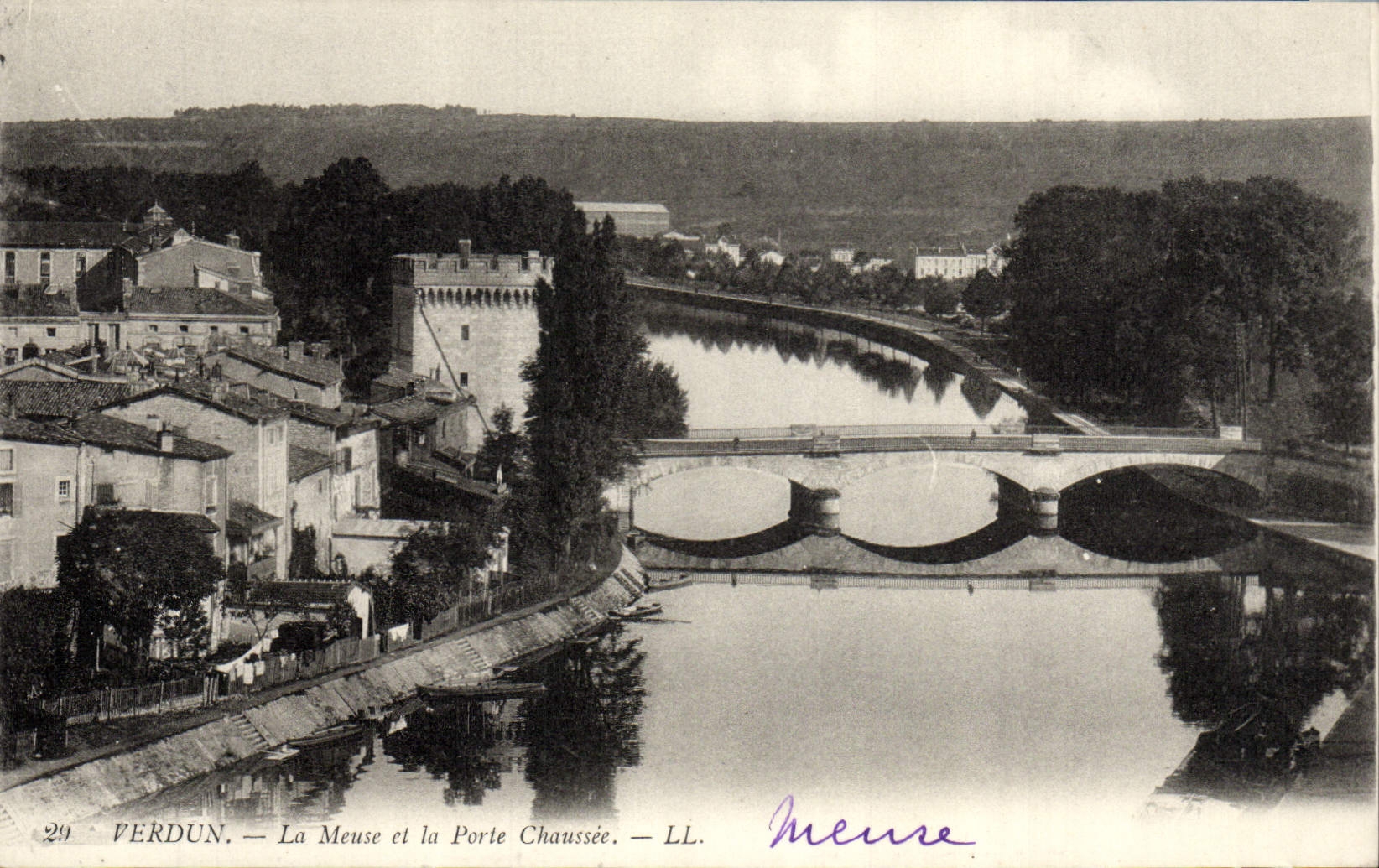 CPA Verdun La Meuse et la Porte Chaussee