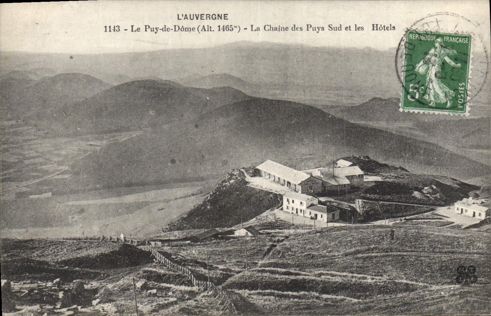 Puy-de-Dôme (Höhe 1465m) — Die südliche Kette der Puys und Hotels — Auvergne, n°1143