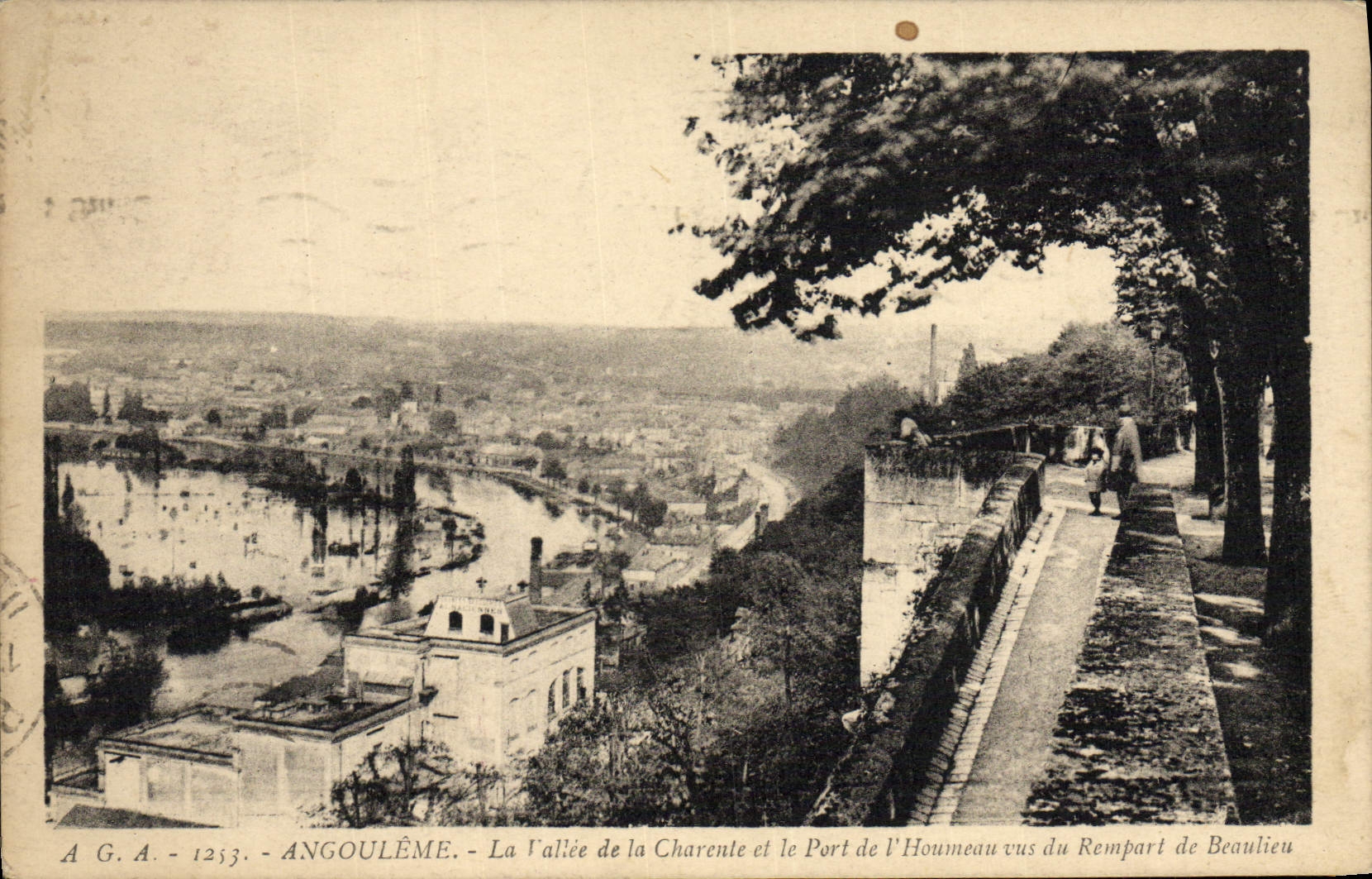 Angoulême - La vallée de la Charente et le Port de l'Houmeau vus du Rempart de Beaulieu — A.G.A. n°1253