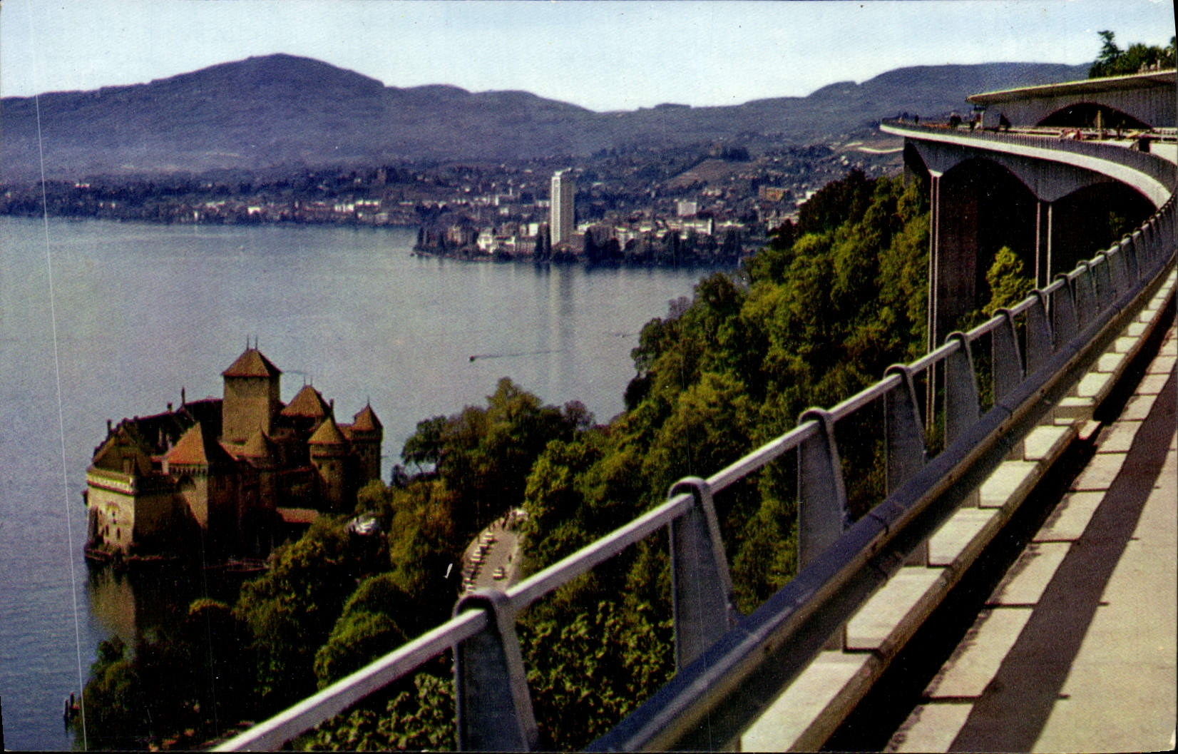 Lac Léman — Le Château de Chillon et la Ville de Montreux vus depuis la RN 9 — Éditions Jaeger & Cie