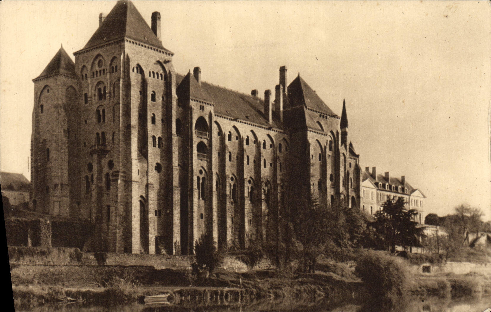 CPA L'Abbaye Saints Pierre De Solesmes Vue du Nord Est