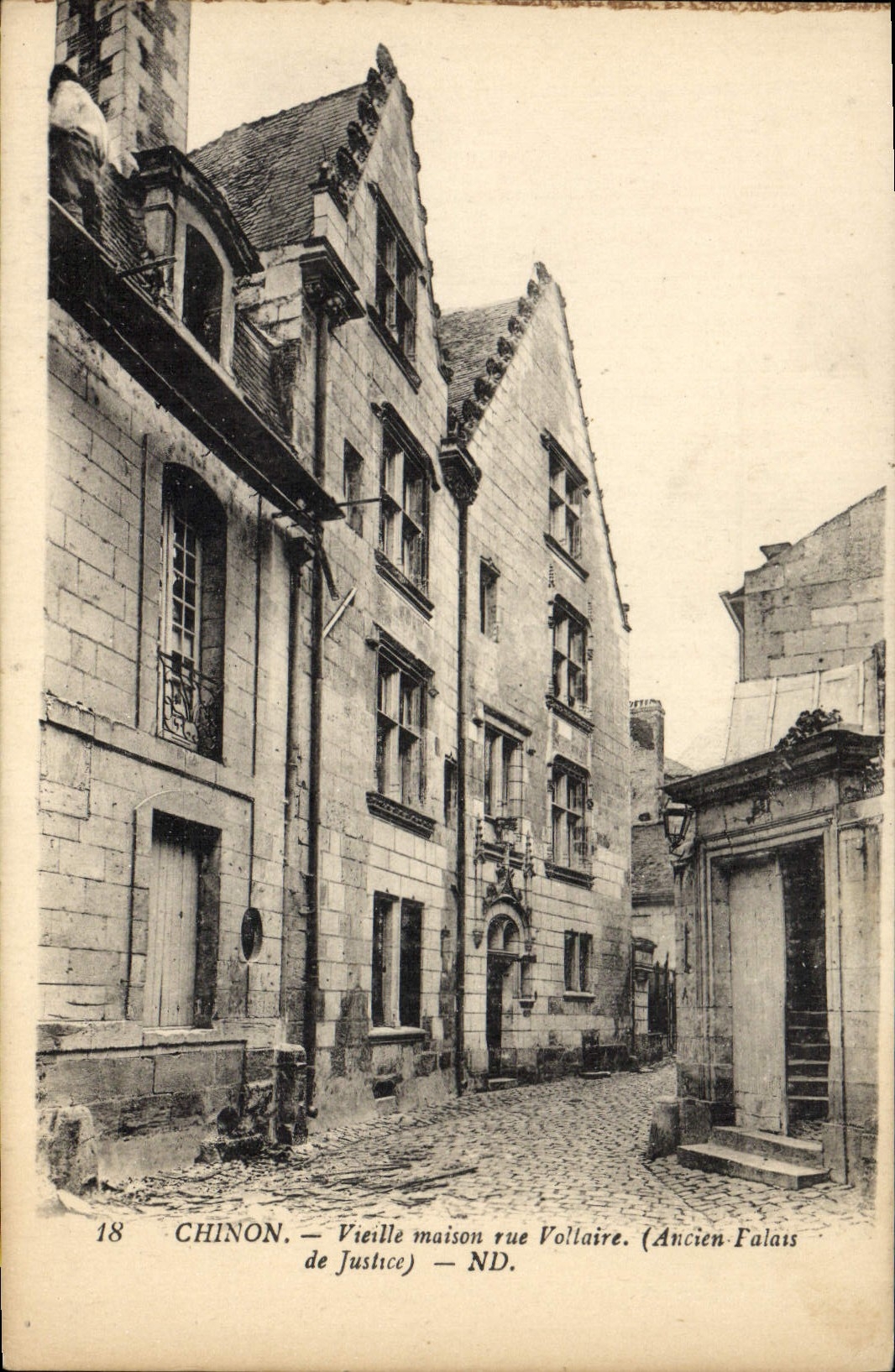 CPA Chinon Vieille Maison rue Voltaire Ancien palais de justice